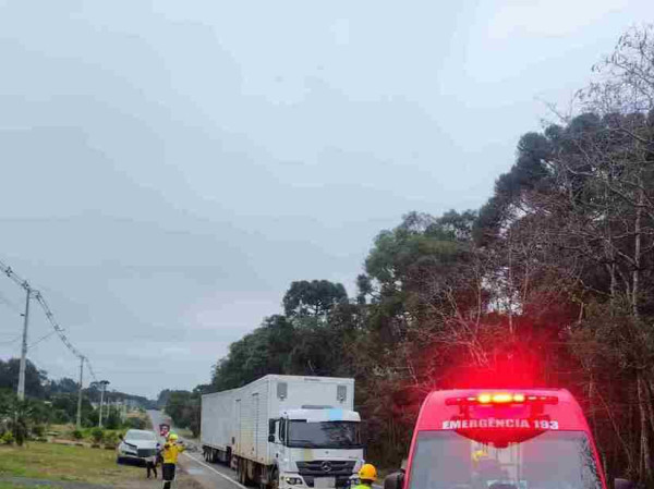 acidente de tr&acirc;nsito envolvendo 02 caminh&otilde;es e uma caminhonete