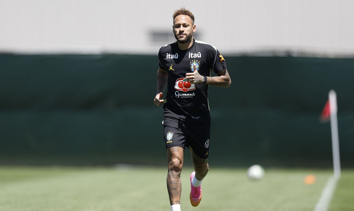 Neymar vai a campo pela primeira vez em treino da seleção brasileira