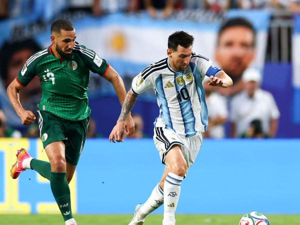 Messi vira maior artilheiro das copas e lidera Argentina em estreia