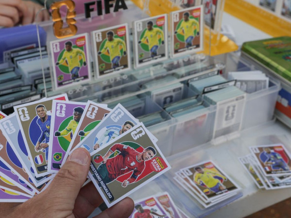 Troca de figurinhas pode atenuar alto custo do &aacute;lbum da Copa do Mundo