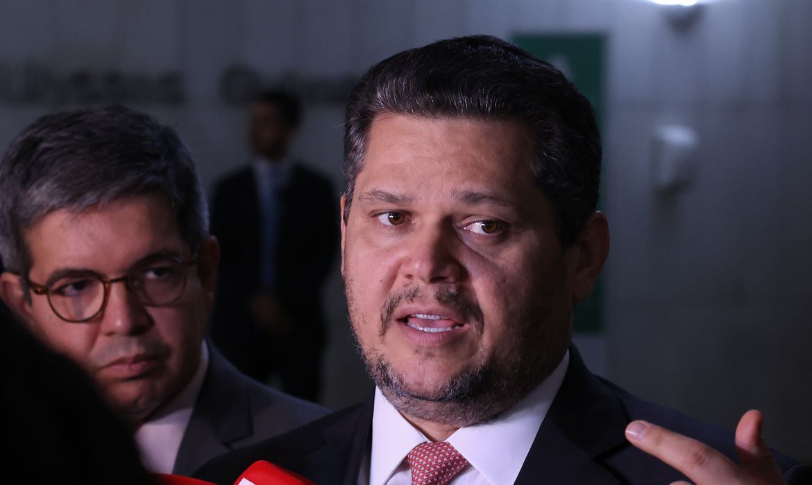 Alcolumbre mantém PEC 6x1 travada em semana esvaziada no Senado