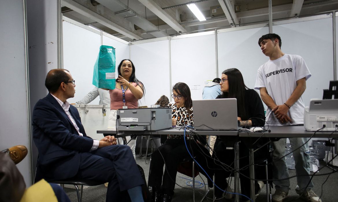 Presidente Petro denuncia fraude contra o voto na eleição da Colômbia