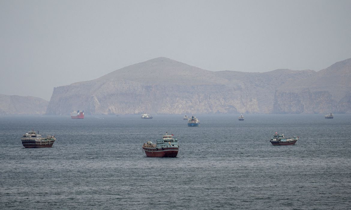 Navios já navegam pelo Estreito de Ormuz sob plano de retirada da ONU
