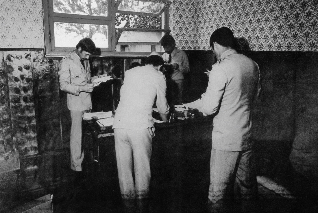 1&ordm; Ten Eriel Ivo Bahniuk &eacute; o primeiro da E para a D - Acervo da revista Pol&iacute;cia em Foco 1980 - Imagem resturada digitalmente