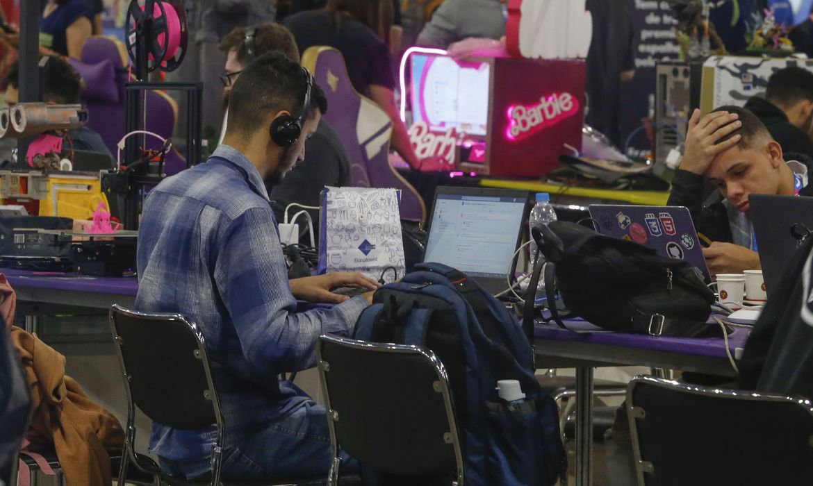Jovens ocupados são a maioria, mas 6,2 milhões seguem como nem-nem