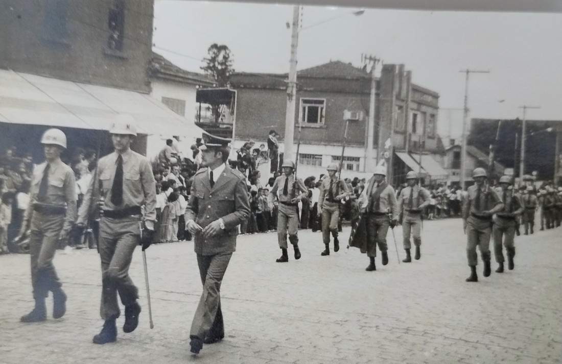 Desfile 7 de setembro de 1977 - Canoinhas - Ten Bahniuk em destaque usando quepe.jpg