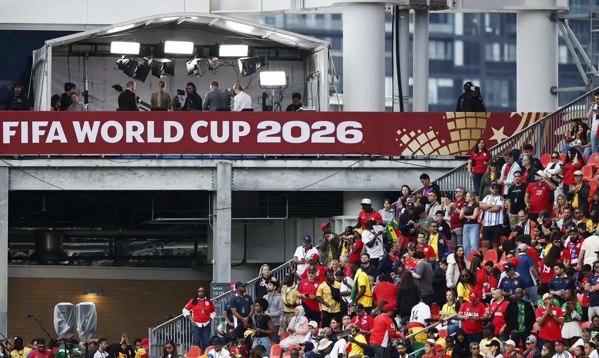 Paixão pelo futebol expõe população à publicidade de bets, alerta Idec