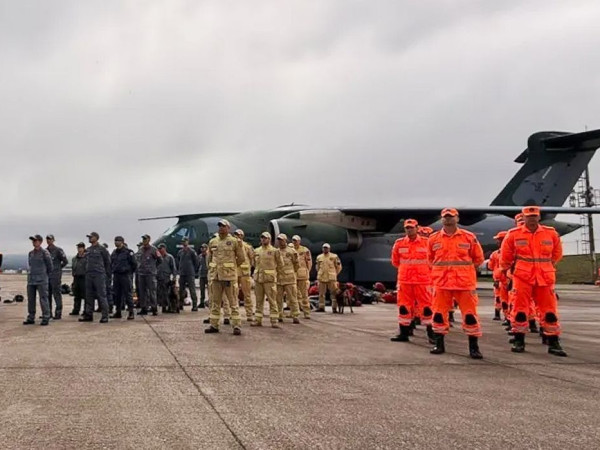 Quarto voo brasileiro para Venezuela decola com bombeiros e donativos
