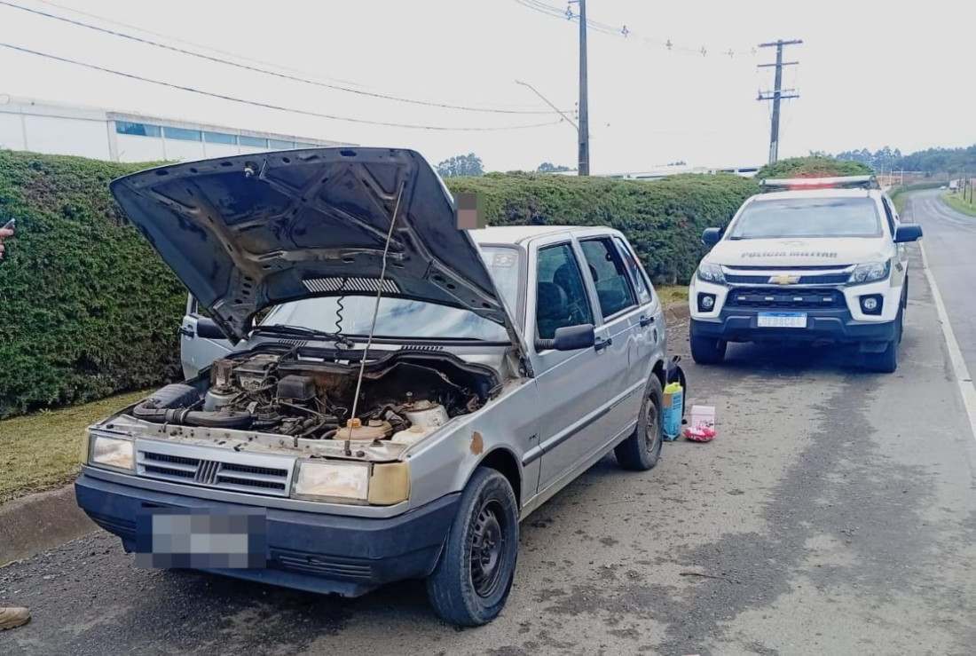 Abordagem da Polícia Militar resultou na recuperação de um carro furtado no Paraná e na prisão de um motorista que dirigia sem habilitação e utilizava um veículo com sinais de adulteração.