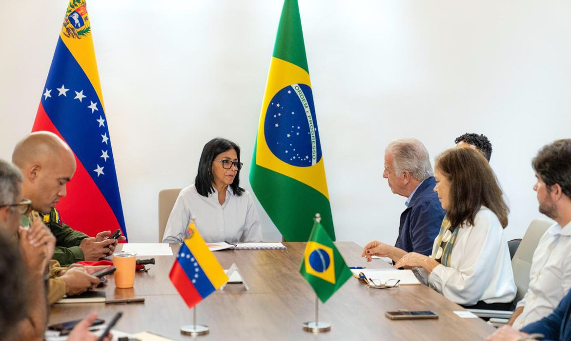 "Ajuda brasileira não será episódica", diz Múcio em visita à Venezuela