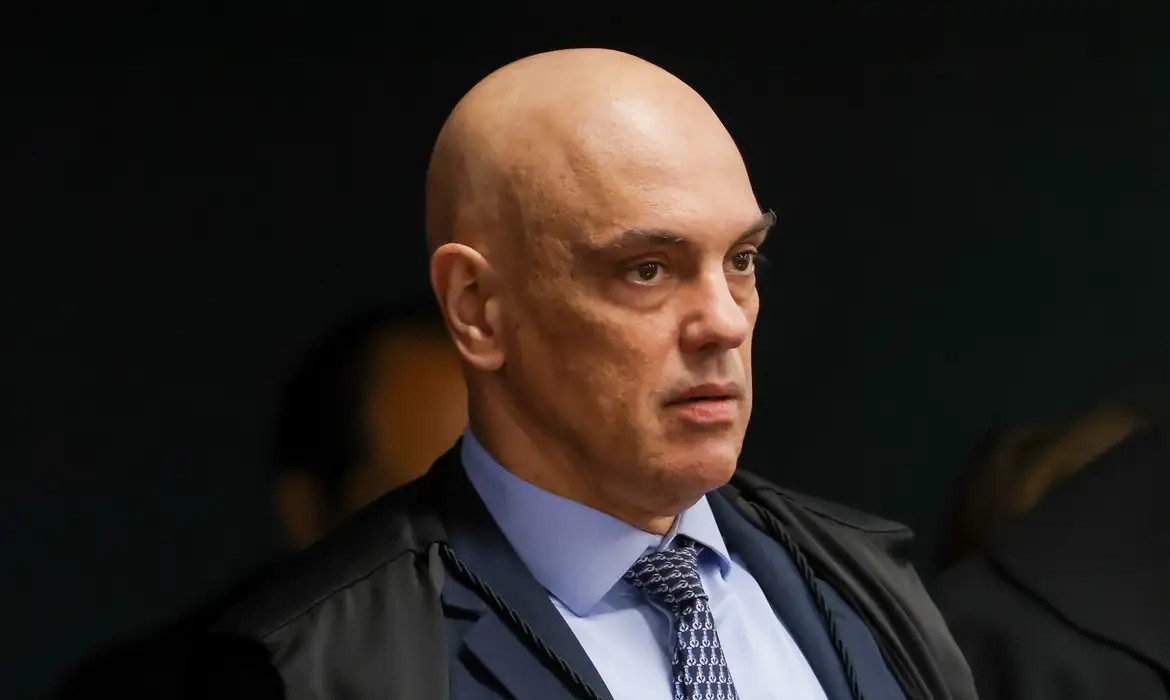 Moraes volta a pedir que PGR se manifeste sobre arma de Bolsonaro