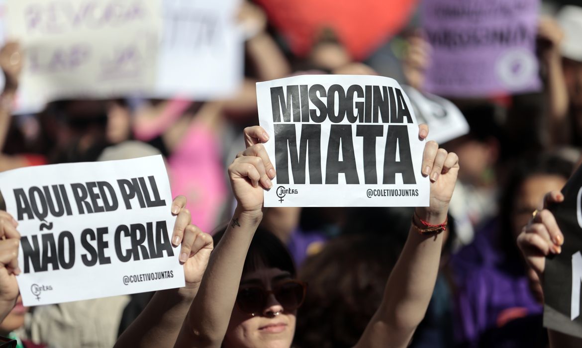 Em 2025, 16 mulheres foram vítimas de crimes virtuais por dia no RJ