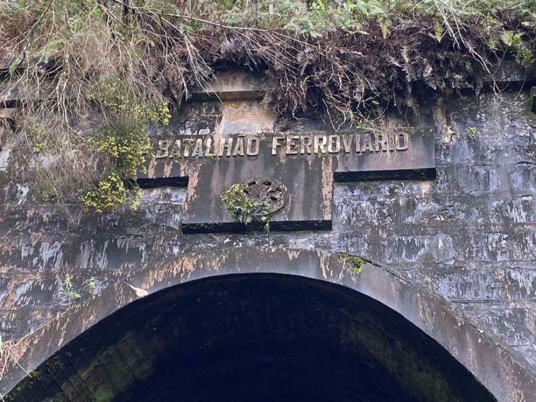 Bras&atilde;o do 2&ordm; Batalh&atilde;o Ferrovi&aacute;rio no portal de t&uacute;nel 