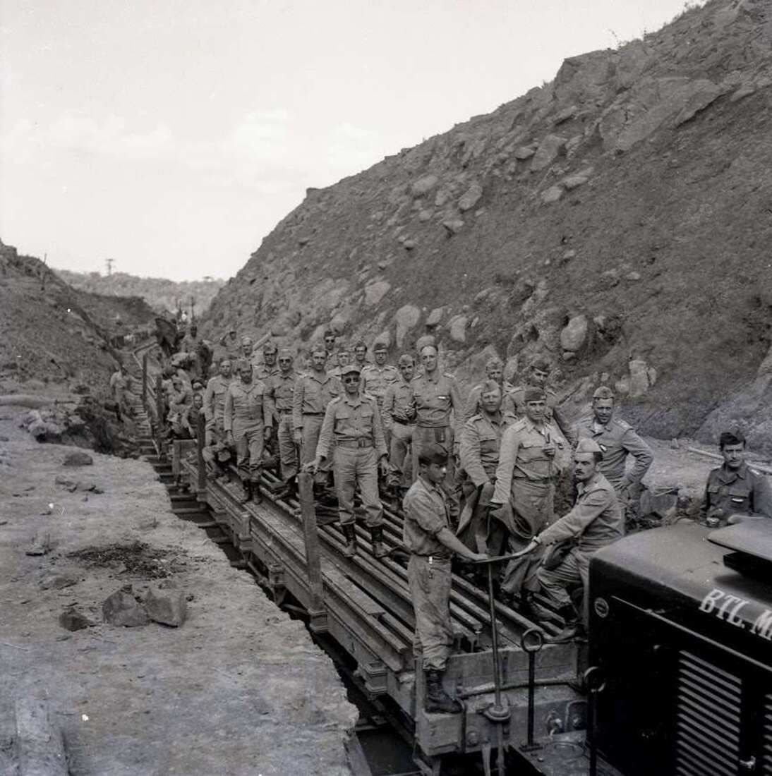 Militares durante a constru&ccedil;&atilde;o da Tronco Principal Sul -