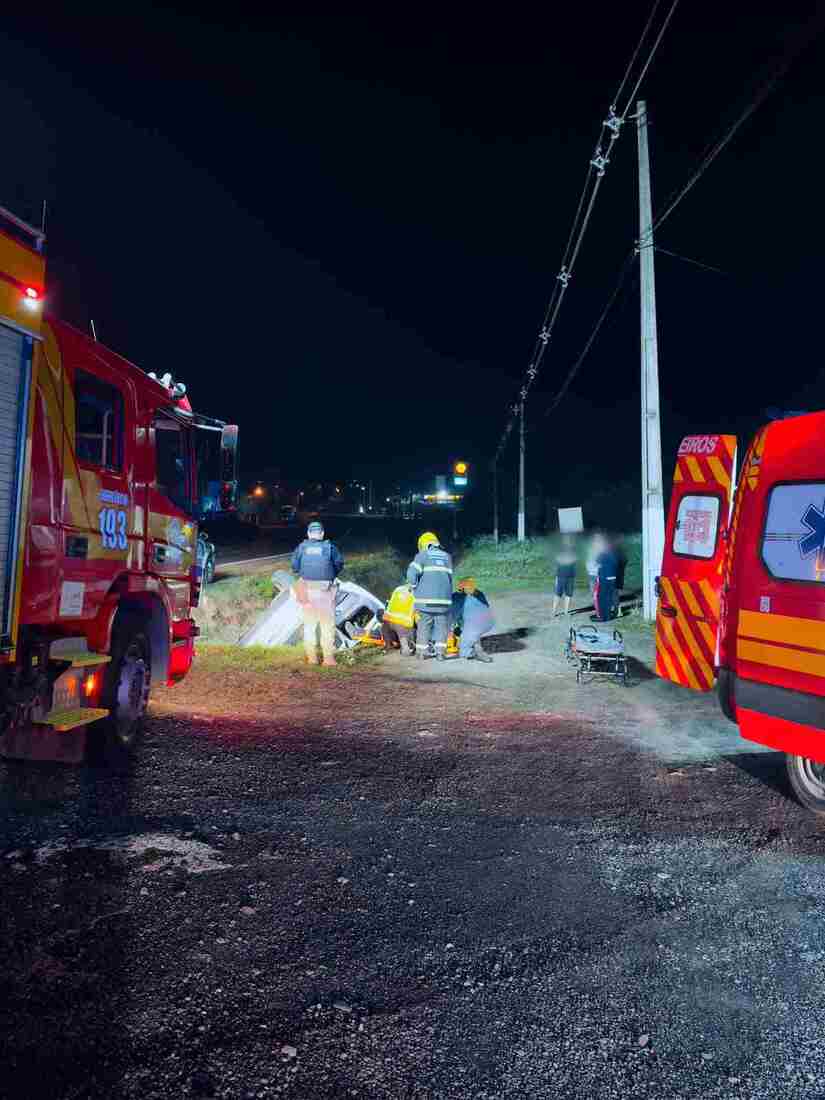 Ve&iacute;culo saiu da pista, capotou e parou dentro de uma valeta &agrave;s margens da BR-280, em Canoinhas.