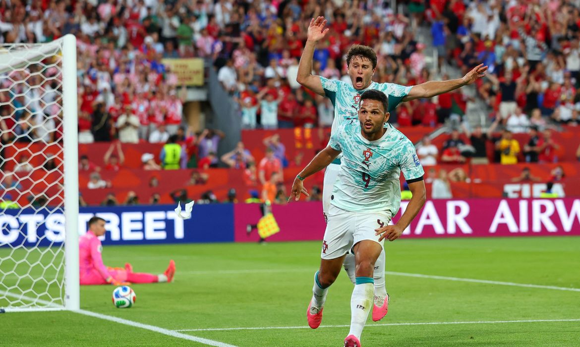 Portugal vira sobre Croácia e vai às oitavas com gols de CR7 e Ramos 