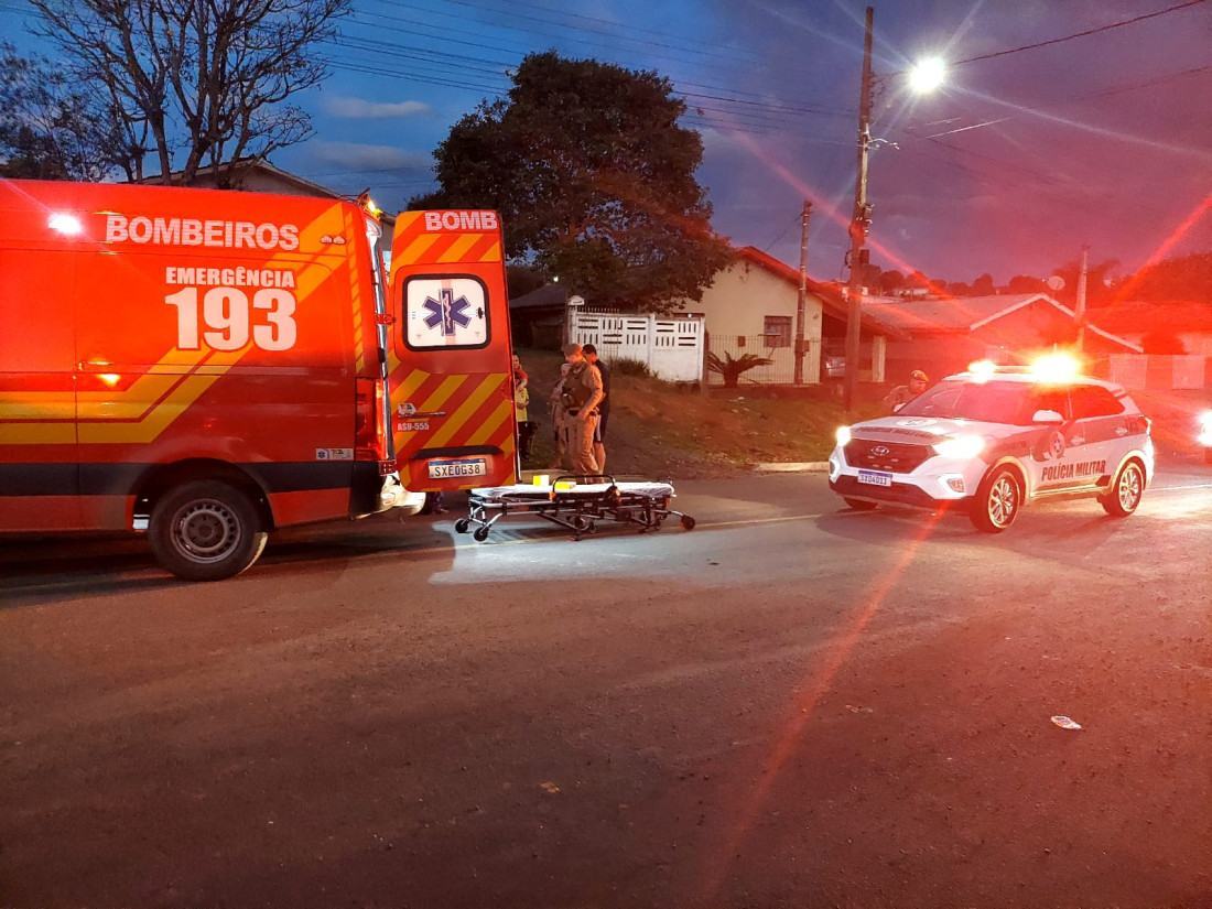 Vítima foi socorrida pelos bombeiros após sofrer o atropelamento no bairro Industrial I; Polícia Militar apura a fuga do motorista responsável pelo acidente.