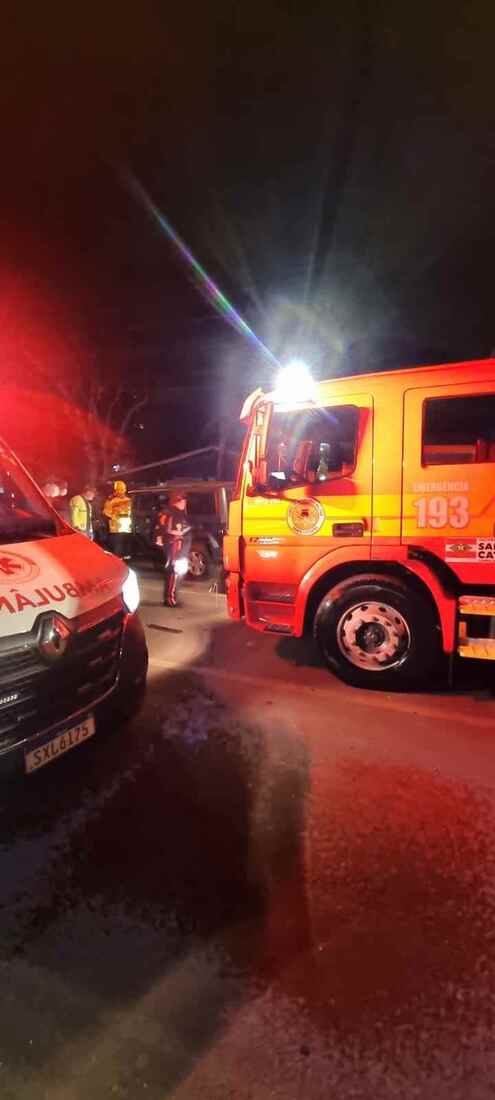 Fiat Palio estava estacionado em frente a uma resid&ecirc;ncia quando foi atingido durante a madrugada; motorista respons&aacute;vel deixou o local antes da chegada da pol&iacute;cia.OBM de Irine&oacute;polis.