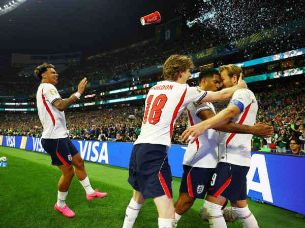 Com um a menos, Inglaterra derruba M&eacute;xico no Azteca e segue na Copa