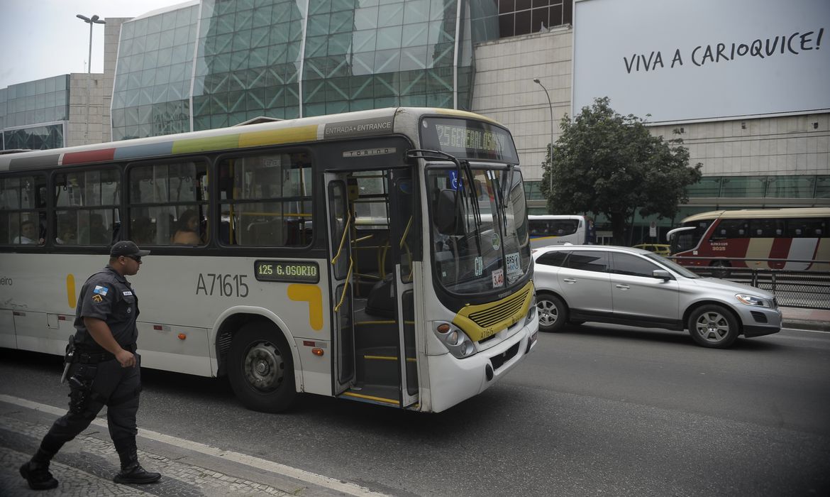 Rodoviários do Rio decidem continuar em estado de greve até amanhã