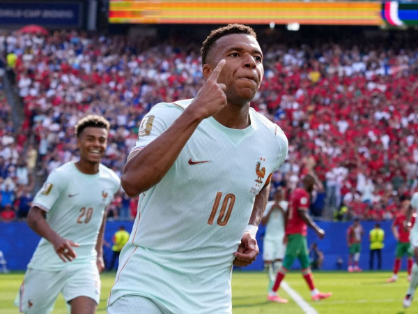 Fran&ccedil;a &eacute; a primeira semifinalista da Copa ap&oacute;s 2 a 0 sobre Marrocos