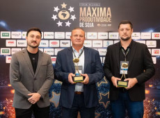 Filipe Ruthes e Lourival Ruthes (produtores) e Daicon Moreira, consultor agr&iacute;cola 
