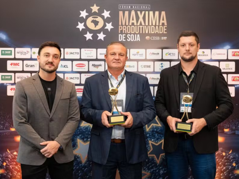 Filipe Ruthes e Lourival Ruthes (produtores) e Daicon Moreira, consultor agr&iacute;cola 