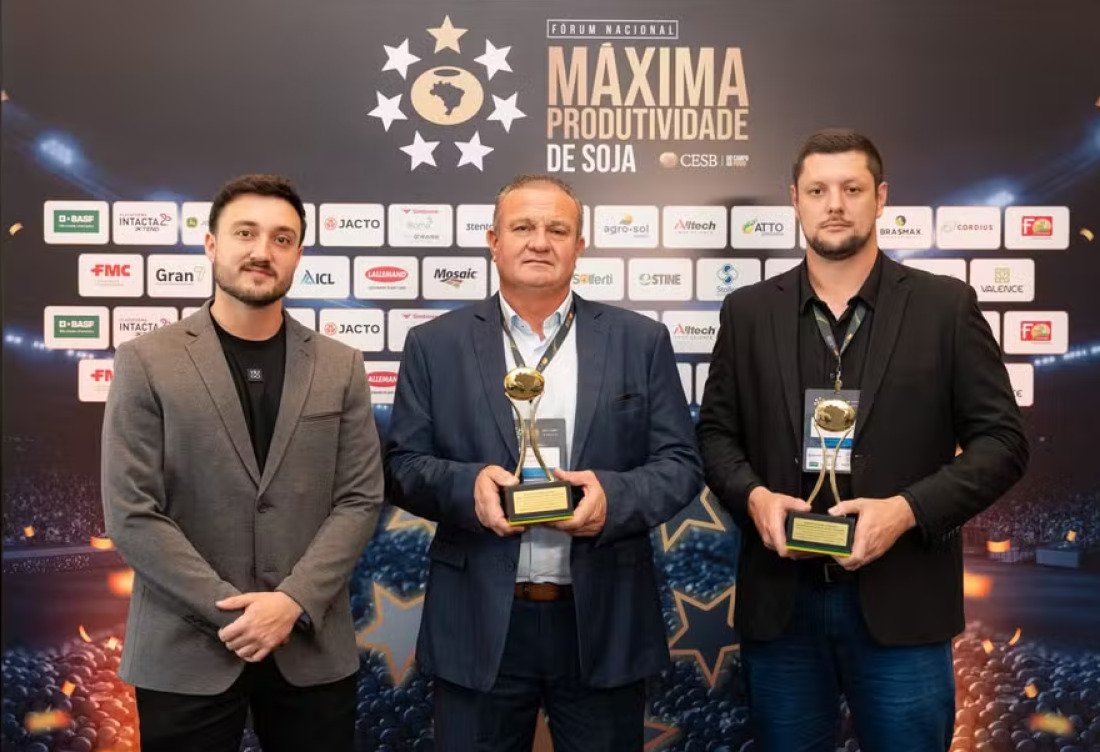 Filipe Ruthes e Lourival Ruthes (produtores) e Daicon Moreira, consultor agrícola 
