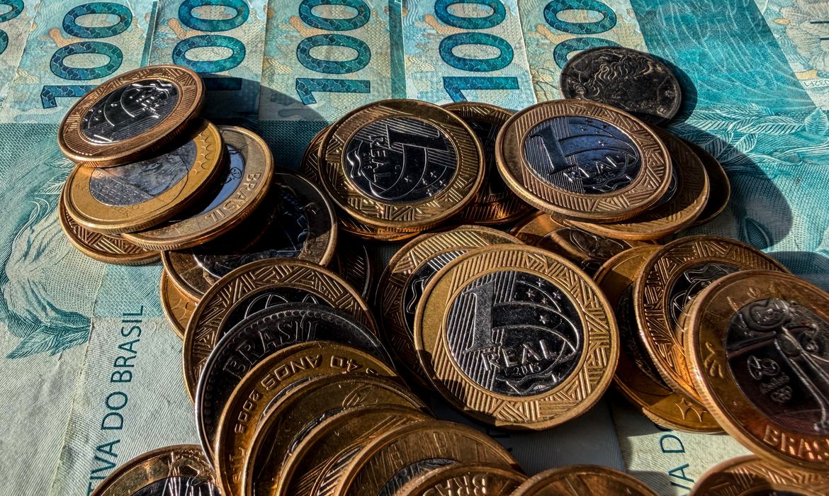 Inflação usada para corrigir salários acumula 4,33% em 12 meses