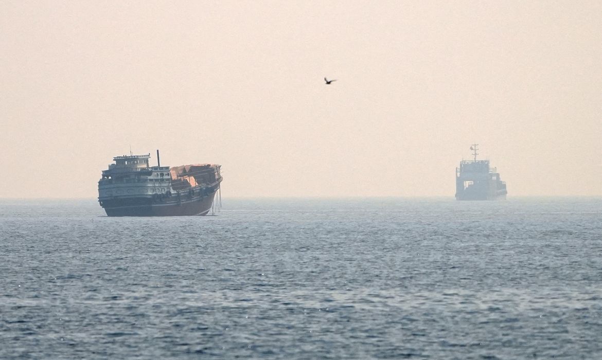 Trump recua e desiste de cobrar taxa sobre navios no Estreito de Ormuz