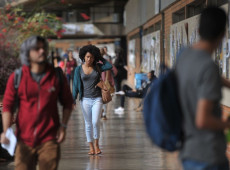Mais de 54% dos graduandos j&aacute; abandonaram curso para cuidar dos filhos