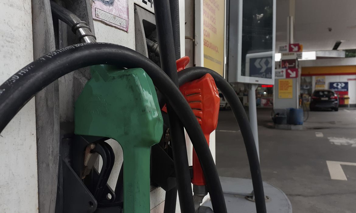Gasolina com 32% de etanol deve ser R$ 0,03 mais barata, diz ministro
