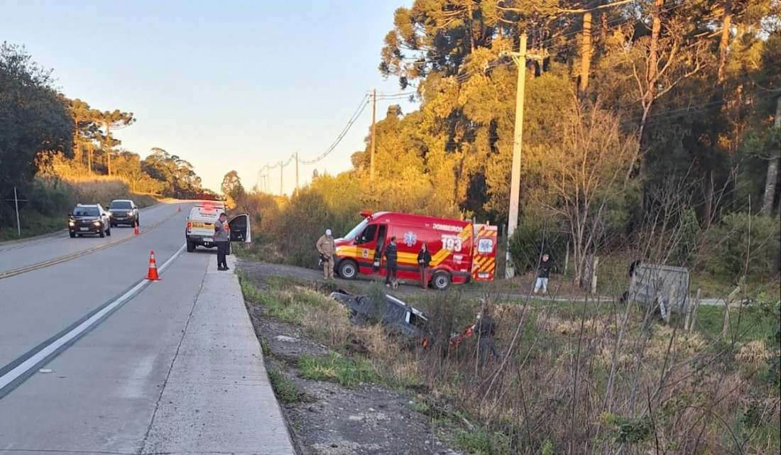 Acidente aconteceu na tarde de segunda-feira; condutor foi socorrido e encaminhado ao hospital com ferimento na cabeça