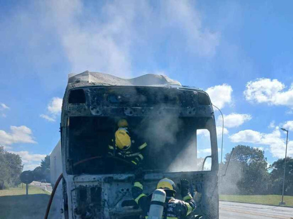 Motorista conseguiu sair do ve&iacute;culo sem ferimentos. Bombeiros de Papanduva e Monte Castelo controlaram as chamas e evitaram que a carga fosse atingida.