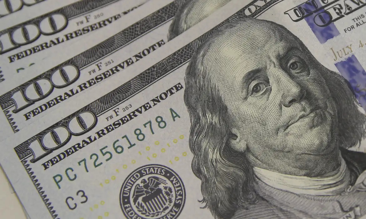 Dólar encosta em R$ 5,10 com tarifaço e tensão global