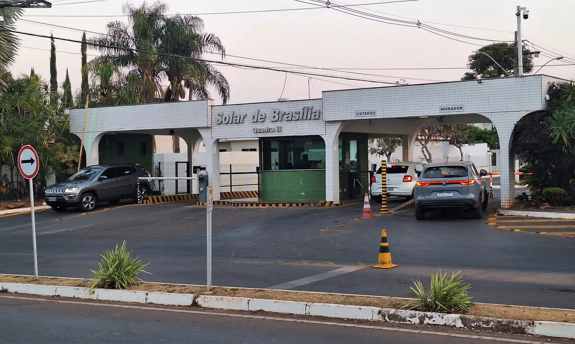 Bolsonaro pede autorização para receber Mileii na prisão domiciliar