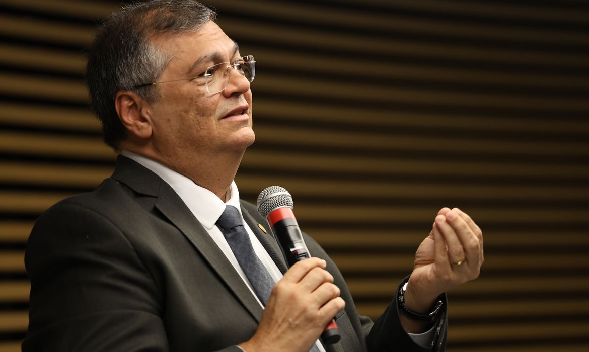Dino envia à PF explicações de partidos sobre gestão de emendas