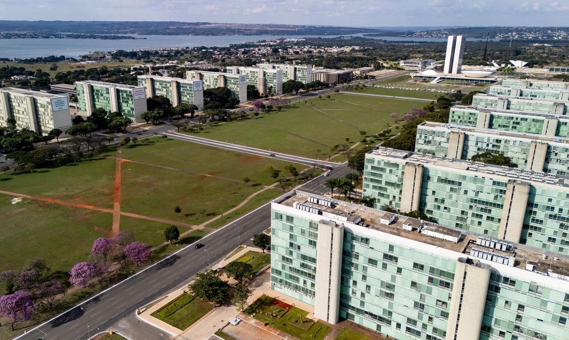 Governo nomeia 500 aprovados no CNU para carreiras transversais
