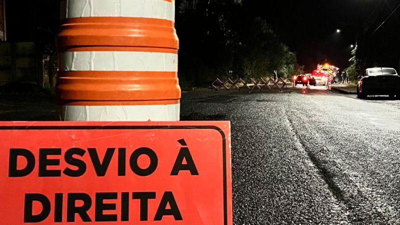Desmoronamento de terra interdita parte da Avenida Wendelin Metzger, em Marcílio Dias