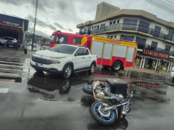 Acidente entre uma motocicleta e uma Fiat Toro ocorreu na tarde de quarta-feira (22), no bairro Santa Rosa; v&iacute;tima foi levada ao hospital com ferimentos leves.