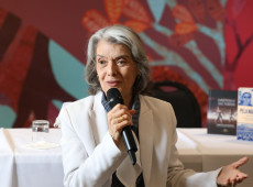 Democracia est&aacute; nas m&atilde;os do povo, n&atilde;o em pal&aacute;cios, diz C&aacute;rmen L&uacute;cia