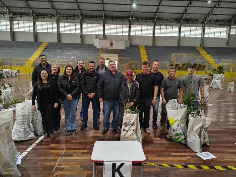 Entrega de diversas mudas frutíferas e plantas ornamentais