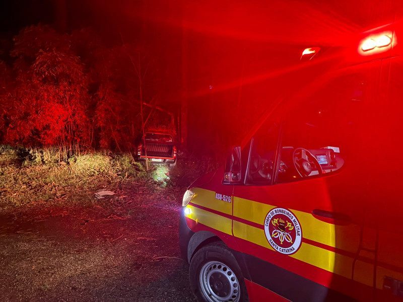Ocupantes de uma caminhonete Ford Ranger foram encaminhados para atendimento médico após acidente no km 205 da rodovia