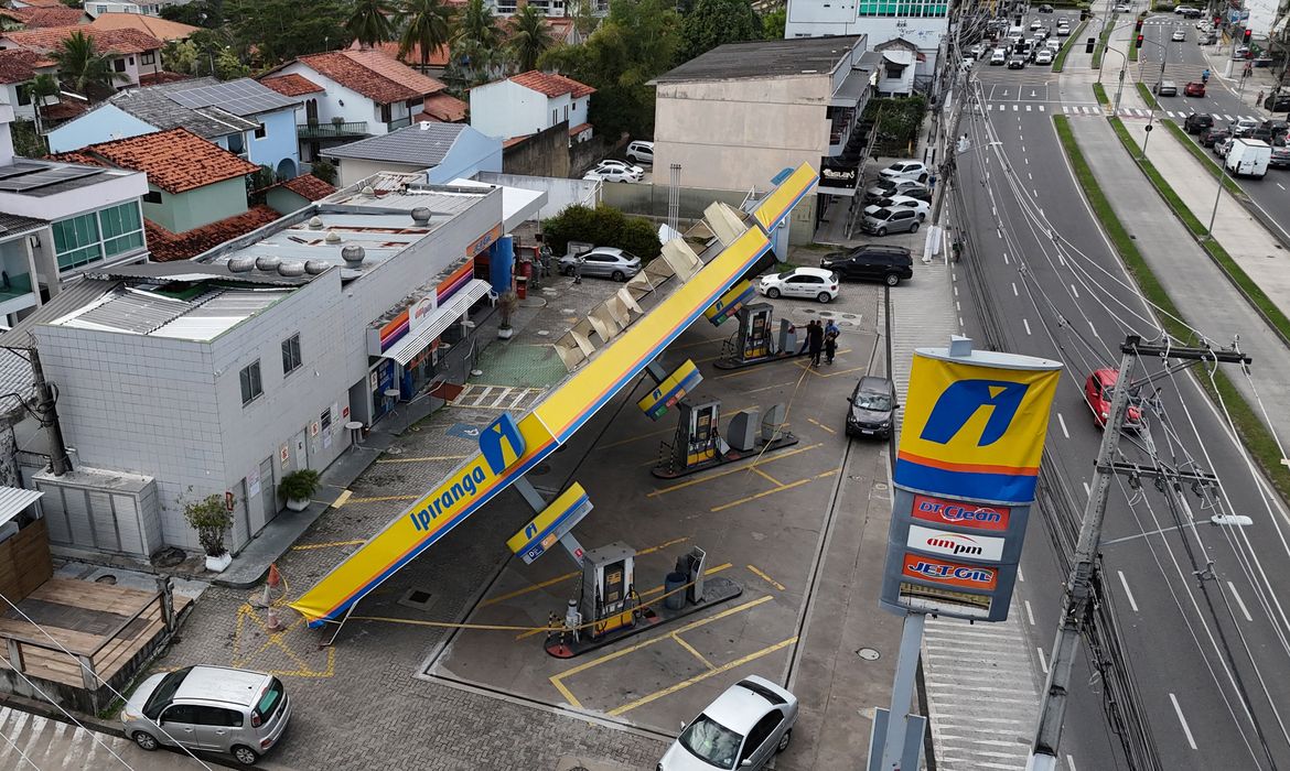 Polícia investiga morte de três eletrocutados após ventania no Rio
