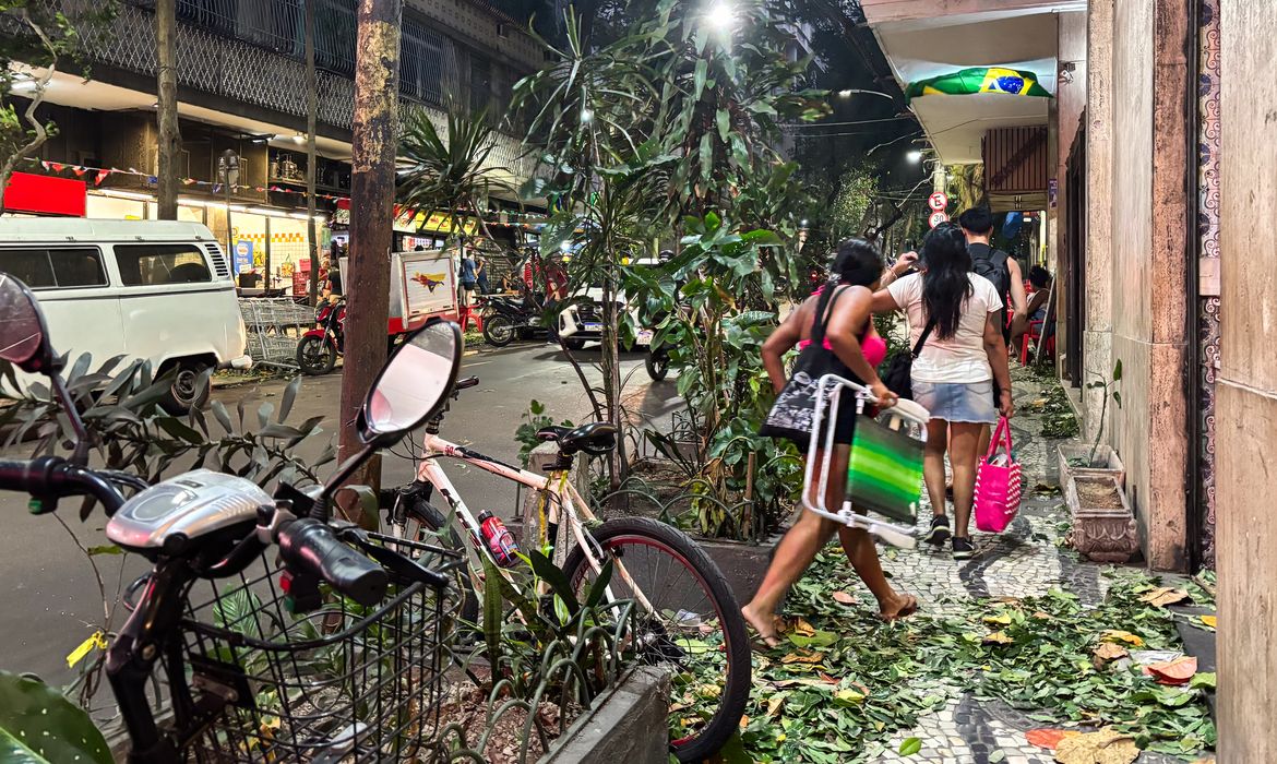Mais de 510 mil imóveis ainda estão sem luz no Rio 