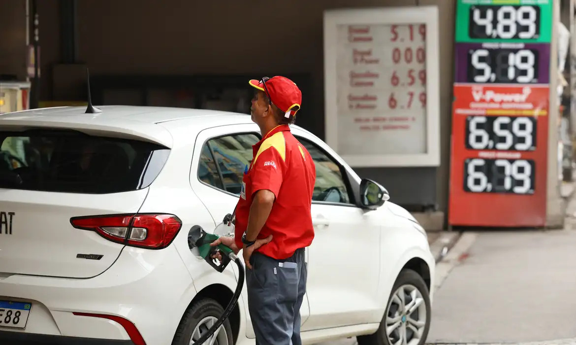 Aumento de etanol na gasolina divide opiniões sobre impacto em carros
