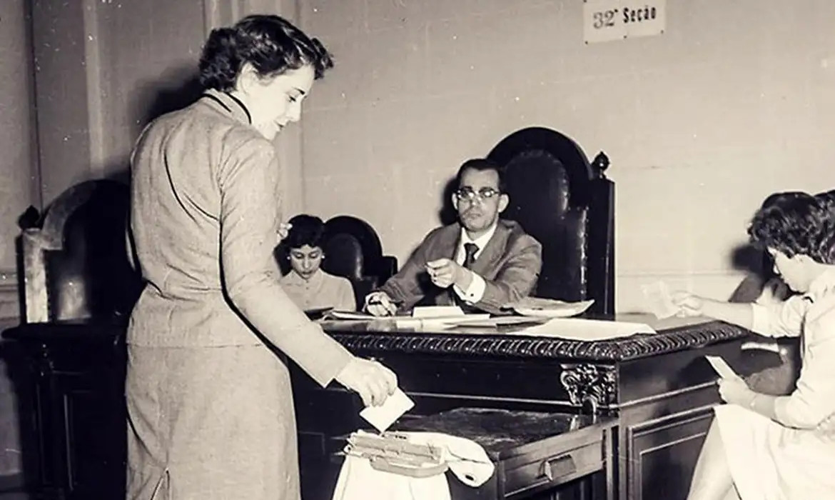 Conquista do voto feminino no Brasil resistiu à misoginia histórica