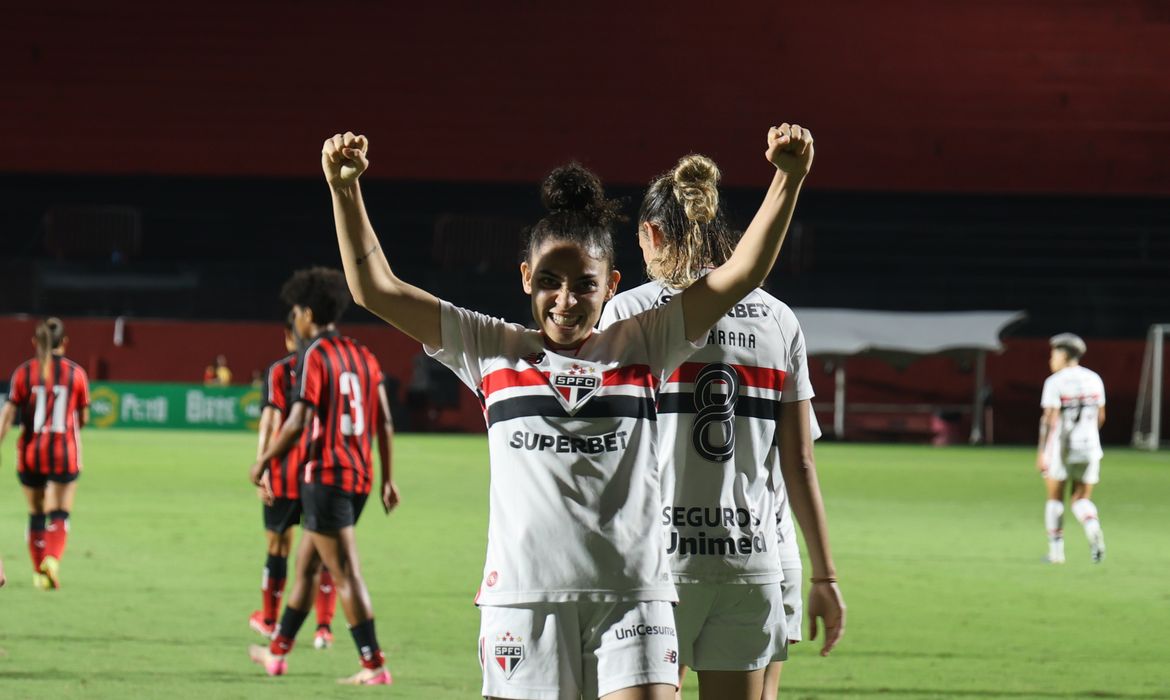 São Paulo vence Vitória e assume liderança do Brasileirão Feminino