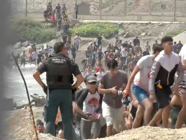 Espanha cita grupos reacion&aacute;rios e fake news em imigra&ccedil;&atilde;o em Ceuta