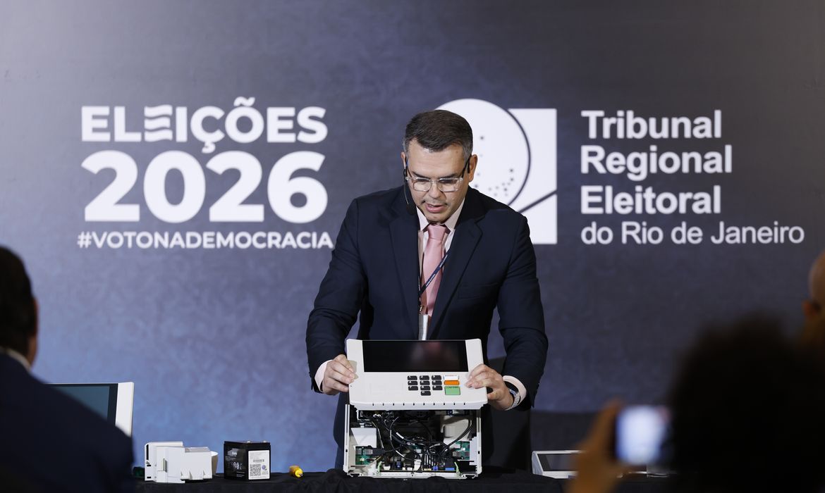 TRE-RJ abre urna para o público e defende segurança do voto eletrônico